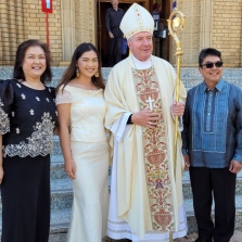 Archbishop-with-Filipino-representatives